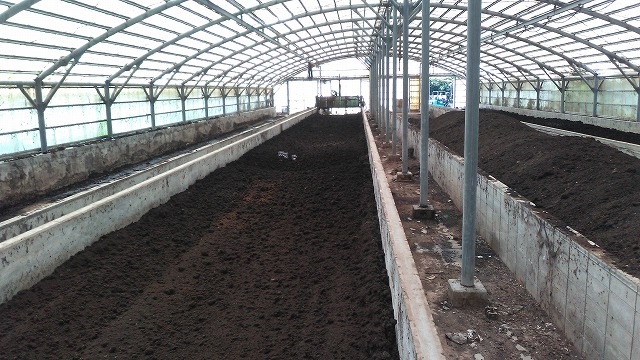 Lane of compost: 
・EM compost (left)
・Conventional compost (right)