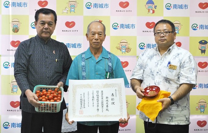 Mr. Arakaki with the "Award of Merit of Midori Shirasagi"