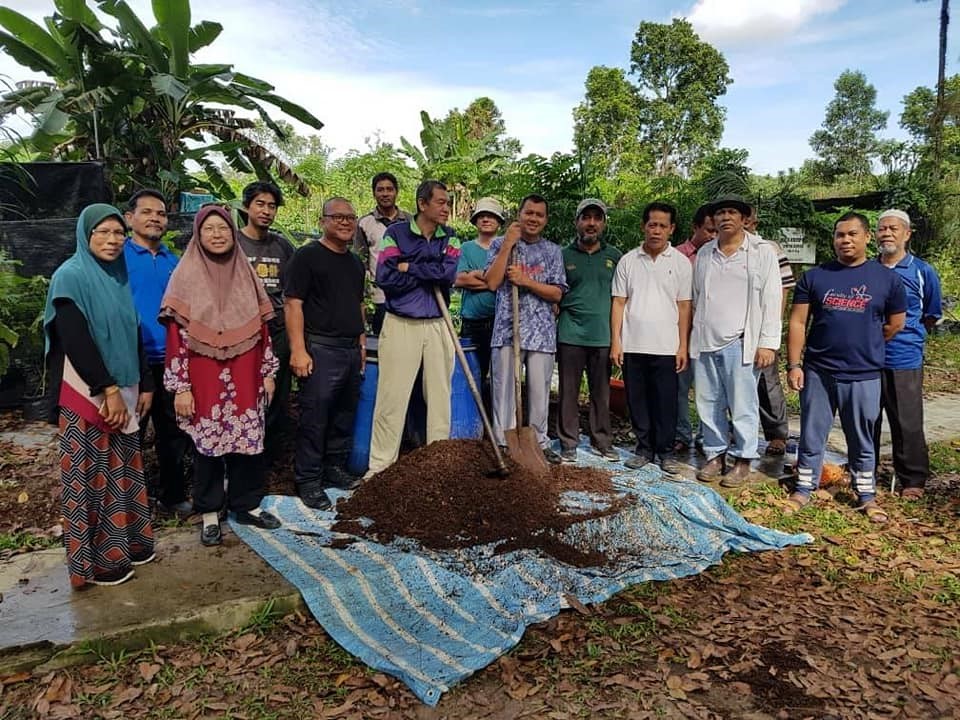 Compost making workshop from agricultural wastes using EM・1 with UTM staff.