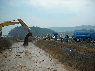 View of discharging compost and spraying EM・1® into the hole of organic waste